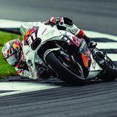 Acosta kehrt nach der MotoGP-Sommerpause mit hohem Tempo und einer kämpferischen Leistung auf die 9. Position auf der historischen englischen Rennstrecke zurück.