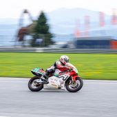 396 Motorradrennfahrer und 30 (!) Rennfahrerinnen fightet zwei Tage lang bei hochsommerlichen Temperaturen um Ehre, Lorbeerkranz und Pokal beim „21. Internationalen Rupert Hollaus Rennen | RACING DAYS 2024“ am Red Bull Ring.