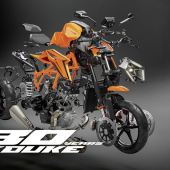 Die KTM DUKE ist ein Statement für Leistung, Agilität und Adrenalin. Zum 30. Geburtstag widmet die KTM Motohall der Straßenikone eine spektakuläre Sonderausstellung.