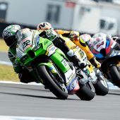Das Autódromo Fernada Pires da Silva feiert ein Comeback in der Weltmeisterschaft für seriennahe Motorräder. ServusTV zeigt die Highlights der Rennen aus Estoril. 