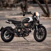 Eine auf 500 nummerierte Exemplare limitierte Maschine, die in Zusammenarbeit mit Rizoma entworfen wurde, um das 10-jährige Jubiläum der Neuauflage der Ducati Scrambler zu feiern.