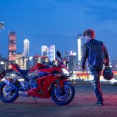 Die neue QJMotor SRK 800 RR, die auch dank des Feedbacks des Puccetti Racing Teams und des Fahrers Raffaele De Rosa aus der Supersport-Weltmeisterschaft entwickelt wurde, ist auf der ICMA zu sehen.Die neue QJMotor SRK 800 RR, die auch dank des Feedbacks des Puccetti Racing Teams und des Fahrers Raffaele De Rosa aus der Supersport-Weltmeisterschaft entwickelt wurde, ist auf der ICMA zu sehen.