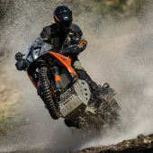 Die KTM 790 ADVENTURE löst im Modelljahr 2025 die KTM 890 ADVENTURE ab - mit einem neuen Fahrwerk, das die Messlatte noch höher legt.