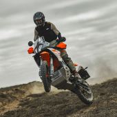 Die KTM 890 ADVENTURE R 2025 wurde für Fahrer entwickelt, die mehr wollen. Sie wird auch weiterhin die Mittelklasse im Travel-Segment regieren - und das mit einem neuen Look.