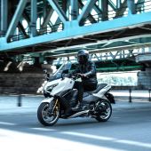 Die neue Yamaha TMAX, die ab März 2025 bei den Händlern steht, bleibt den stilistischen Merkmalen treu, die sie seit 2001 so erfolgreich gemacht haben, mit über 400.000 verkauften Einheiten bis heute.