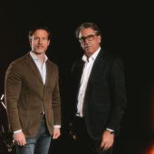 KTM-CEO Stefan Pierer und Co-CEO Gottfried Neumeister stellten vor den mehr als 5.000 Mitarbeitern des Unternehmens einen umfassenden Plan zur Bewältigung der aktuellen finanziellen Herausforderungen und zur Sicherung einer robusten Zukunft für KTM vor.