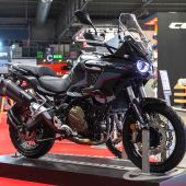 Zu den neuen Modellen von Rieju gehören zwei neue Crossover mit mittlerem Hubraum: die Rieju Xplora 557 und 707, die weitgehend auf dem MV Agusta LXP Orioli Projekt basieren.