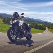 Zwei Jahre nach ihrer Markteinführung wird die Honda CB750 Hornet mit einem neuen geteilten Frontscheinwerfer und einer neu gestalteten Frontmaske sowie einigen technischen Raffinessen aktualisiert. 