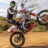 Acerbis freut sich, die Einführung der X-Flex-Kollektion bekannt zu geben, eine neue Bekleidungskollektion, die 50 Jahre Erfahrung von Acerbis in der Entwicklung innovativer Produkte für die anspruchsvollsten Fahrer repräsentiert.