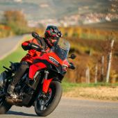 Mit dem neuen Ducati V2-Motor und einem Aluminium-Monocoque-Rahmen wiegt sie 18 kg weniger als das Vorgängermodell!