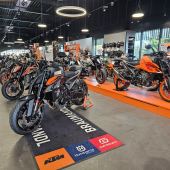 KTM POWERSHOPPING und Präsentation neuer Street Modelle 2025 sind mehr als gute Gründe. Bikergespräche bei Punsch und Kuchen sind eh klar.