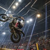 Der Husqvarna Factory Racing-Star holt zwei Siege aus drei Rennen und übernimmt die frühe Führung in der Meisterschaft.