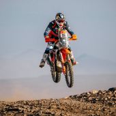 Trotz Regen, Sturm, Sturz und verbogenem Lenker den P2 Rally2 und Overall P12 zu holen ist mehr als mächtig. Wohlgemerkt kein Werksmotorrad, wie die anderen Rider. Sensationell und unglaublich.