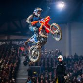 Am vergangenen Wochenende fand in Riesa (D) das 2. Rennen der FIM SuperEnduro-Weltmeisterschaft statt, bei dem der österreichische Nachwuchsfahrer Luca Kropitsch mit seiner 125er Braumandl-KTM erneut sein Können in der Jugend Klasse unter Beweis stellte.