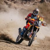 Daniel Sanders von Red Bull KTM Factory Racing hat bei der Rallye Dakar 2025 die erste Etappe in Bisha mit Bravour gewonnen.