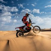 Daniel Sanders von Red Bull KTM Factory Racing holte sich auf der siebten Etappe der Rallye Dakar 2025 seinen vierten Etappensieg und baute seinen Vorsprung in der Gesamtwertung auf über 15 Minuten aus - der bisher größte Vorsprung. 