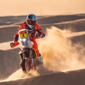 Daniel Sanders von Red Bull KTM Factory Racing hat die extrem anspruchsvolle 48-Stunden-Chrono-Etappe gewonnen und seine Führung bei der Rallye nach zwei Etappen auf über 12 Minuten ausgebaut.