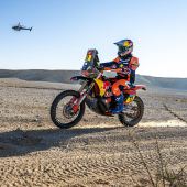 Luciano Benavides von Red Bull KTM Factory Racing hat seinen zweiten Etappensieg in Folge bei der Rallye Dakar 2025 errungen und die neunte Etappe mit fast zwei Minuten Vorsprung beendet.