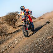 Luciano Benavides von Red Bull KTM Factory Racing zeigte auf der achten Etappe der Rallye Dakar 2025 eine herausragende Leistung und sicherte sich seinen ersten Etappensieg.