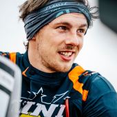 Tobias kämpft sich nach vorne - ein zu weiches Fahrwerk und eine 15 min Strafzeit wegen Getriebetausch macht es halt nicht einfach.