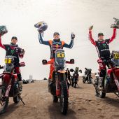 Daniel Sanders von Red Bull KTM Factory Racing hat die Abu Dhabi Desert Challenge gewonnen und seine Führung in der FIM World Rally-Raid Championship 2025 auf 17 Punkte ausgebaut.