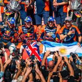 Die Rallye Dakar 2025 geht in die Geschichtsbücher ein. Daniel Sanders holte den 20. Sieg für KTM Factory Racing bei der legendären Veranstaltung, nachdem er vom ersten Tag an in Führung lag. 