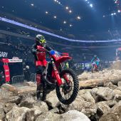 Ein Trainingstag auf der 125er und ohne Erwartung bei der FIM SuperEnduro WM in Budapest angetreten - und gleich Holeshot und P2 im ersten Lauf geholt. Mächtig!