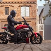 Zehn Jahre nach der Geburt der ersten XDiavel rollt die neue Version mit V4-Motor vom Produktionsband.