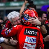 Marc Márquez und das Ducati Lenovo Team haben das erste Sprintrennen der Saison 2025 auf dem Chang International Circuit in Thailand gewonnen. Francesco Bagnaia überquerte die Ziellinie am Ende des 13-Runden-Rennens als Dritter.