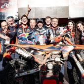 Josep Garcia von Red Bull KTM Factory Racing hat einen beeindruckenden Start in die FIM EnduroGP-Weltmeisterschaft 2025 hingelegt und am ersten Tag in Portugal den EnduroGP-Sieg errungen. 