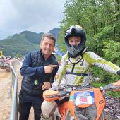 Ein mehr als deutlicher Beweis, dass der Apfel nicht weit vom Stamm fällt und die Begeisterung für das Red Bull Erzbergrodeo über Generationen weiter gegeben wird.
