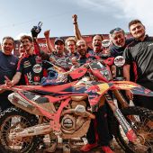 Josep Garcia von Red Bull KTM Factory Racing lieferte bei der zweiten Runde der FIM EnduroGP-Weltmeisterschaft 2025 vor heimischem Publikum eine spektakuläre Leistung ab und sicherte sich einen makellosen Doppelsieg in der Enduro1 und einen souveränen EnduroGP-Sieg am Samstag. 