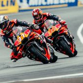 Pedro Acosta stellt sich mit der KTM RC16 hervorragend von der trockenen auf die nasse Strecke um und kommt seinem ersten Podiumsergebnis 2025 sehr nahe.