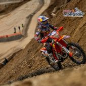 Am zweiten Red Bull Erzbergrodeo-Veranstaltungstag ging mit knapp 1.100 Teilnehmern das größte und bunteste Starterfeld des Motorrad-Offroadsports in den High-Speed Kampf gegen den "Berg aus Eisen".