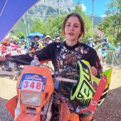 Sarah Blöchliger ist als gelernte Kfz-Mechanikerin gewohnt, in einer Männerdomäne zurecht zu kommen. Die Familientradition verpflichtet zu einer Teilnahme am Red Bull Erzbergrodeo.