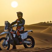 Die KTM 450 RALLY REPLICA basiert auf jahrzehntelanger Dakar-Erfahrung und gilt als Benchmark für Fahrer, die sich den anspruchsvollsten Rallyes der Welt stellen. 