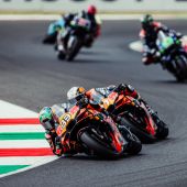 Das Hochgeschwindigkeits-Autodromo Mugello ist nichts für schwache Nerven, aber Pedro Acosta und Brad Binder drehten kräftig am Gas der Red Bull KTM RC16, um beim neunten Lauf der MotoGP 2025 die Plätze 8 und 9 zu belegen. 