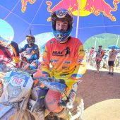 Erst gerade mit dem Endurosport begonnen, steht Jonas im heutigen Startkessel für das Red Bull Erzbergrodeo. Hätte er sich nicht gedacht!