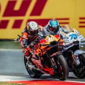 Pedro Acosta von Red Bull KTM Factory Racing und Maverick Viñales von Red Bull KTM Tech3 fuhren auf die Plätze 4 und 5. 