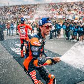 Brünn war wieder einmal ein glückliches Jagdrevier für Red Bull KTM, denn Pedro Acosta und Enea Bastianini holten mit den Plätzen 2 und 3 nach einem spannenden Sprint am Samstag beim Grand Prix von Tschechien den ersten Podestplatz für den Hersteller im Jahr 2025.