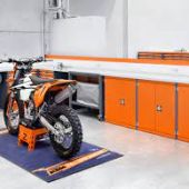 Ob klassische Motorradwerkstatt, mobiler Serviceausbau oder individuell gestalteter Arbeitsplatz – BOTT bietet flexible Systeme, die sich exakt an die Bedürfnisse von Zweiradbetrieben anpassen lassen. Schubladensysteme, Werkbänke, Regale und Fahrzeugeinrichtungen sind in unterschiedlichen Größen und Konfigurationen erhältlich – natürlich in gewohnter Qualität Made in Germany.