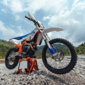 KTM präsentiert die neue EXC 6DAYS Modellreihe 2026 – die exklusivsten Enduro-Sondereditionen für das traditionsreichste Team-Event des Jahres.