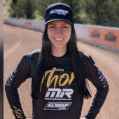 In der Österreichischen Meisterschaft Supermoto-Street-Kategorie fuhr Yasmin Poppenreiter zwei solide dritte Plätze ein – jeweils hinter den internationalen Spitzenfahrern Luca Göttlicher (Deutschland) und Zoltan Kovacs (Ungarn). Damit sicherte sie sich in der Gesamtwertung den Podiumsplatz hinter den beiden Gastfahrern.