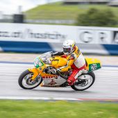 Am 26. und 27. Juli 2025 sorgten Weltmeister Carlos Lavado, Vize-WM Bruno Kneubühler, Eisspeedway-Vize-WM Franky Zorn, TT-Legende Horst Saiger und über 400 Motorrad-EnthusiastInnen aus elf Nationen für eine sensationelle Zeitreise durch die Geschichte des Mototorrad-Rennsports.