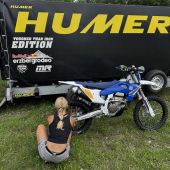 Bereits die erste Testfahrt am HSV-Gelände in Senning offenbarte das enorme Potenzial: Die TE 250 Heritage wirkt nicht nur außergewöhnlich handlich, sondern überzeugt durch ihren durchzugsstarken Charakter.