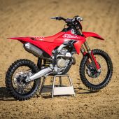 Ducati Performance bietet eine Reihe von Zubehörteilen an, um die Performance zu maximieren und in Trainings oder Rennveranstaltungen zu dominieren.