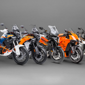 Nach der mit großer Spannung erwarteten Vorstellung der neuen Generation der KTM Street- und Adventure-Modelle für 2025 auf der vergangenen EICMA in Mailand hat das Unternehmen ein wichtiges Update zu den Produktionszeiträumen bekanntgegeben.
