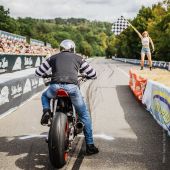Royal Enfield und einige Unternehmen ermöglichen mit Sachspenden den Motorradumbau durch straffällige Jugendliche.
