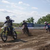 Vor dem Finale in Schrems brachten Greinsfurth und Loidesthal spannende Rennen. Am 5. Oktober steigt nun in Schrems (NÖ) der letzte Waldviertel Motocross Cup Tag des Jahres 2025. In Loidesthal gab es in manchen Klassen schon die ersten Titelentscheidungen!