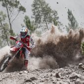 Andrea Verona vom GASGAS Factory Racing Team hat bei der fünften Runde der FIM EnduroGP-Weltmeisterschaft in Vila de Rei, Portugal, eine unglaubliche Leistung gezeigt.